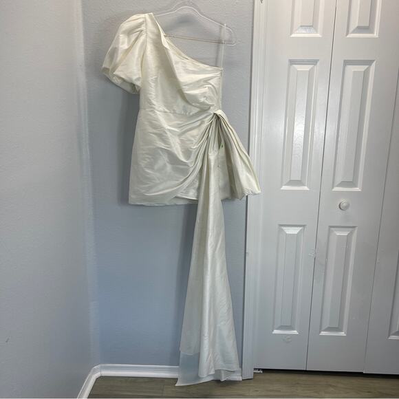 Sachin & Babi Dova Puffed One-Shoulder Bow Train Wrap Mini Dress - Picture 2 of 14